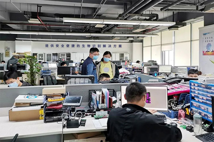 疫情防控不松懈 復(fù)工復(fù)產(chǎn)按下“快進(jìn)鍵”-2-s.jpg